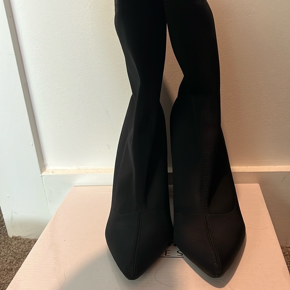 Black heeled bootie